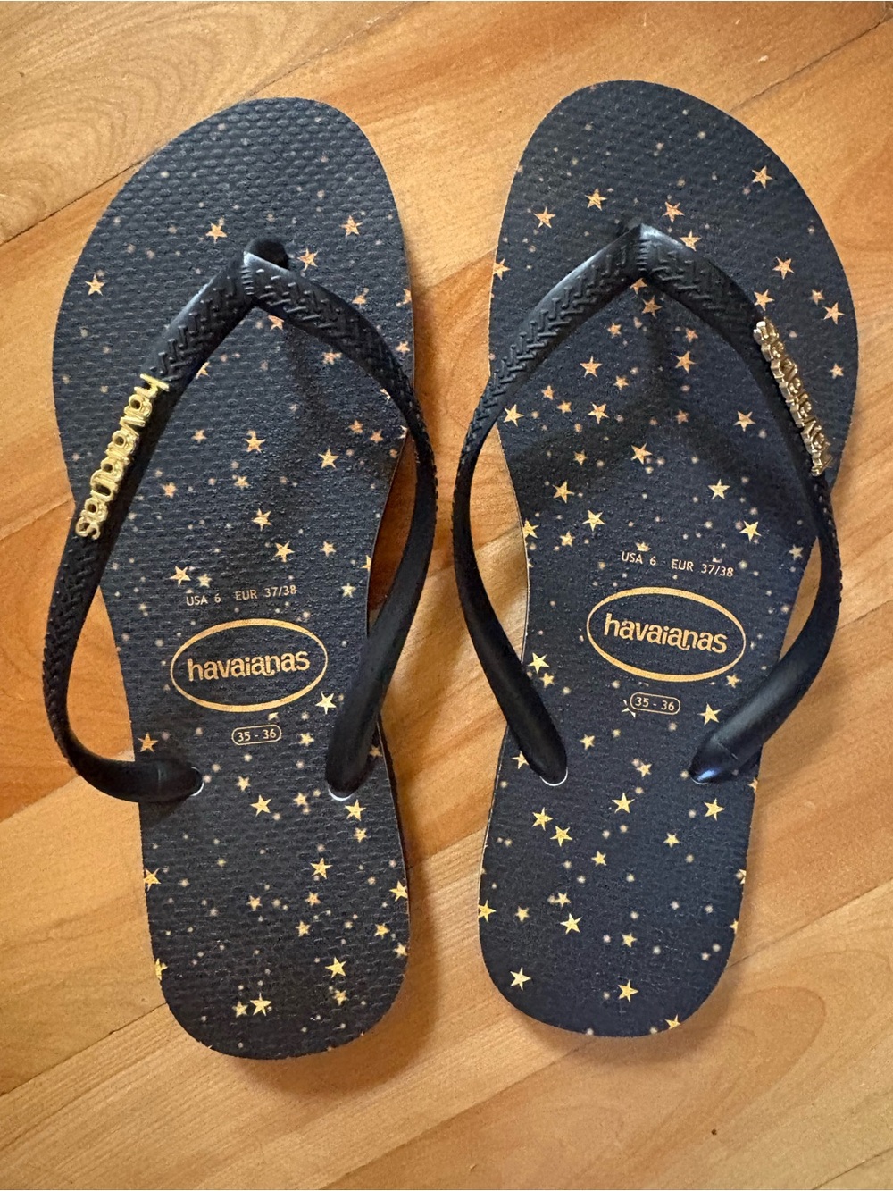 Havaianas flip-flops in black and gold galaxy star print size US 6